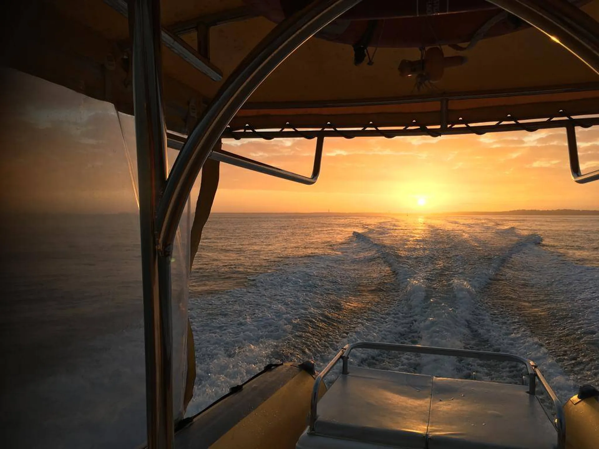 En vacances au Cap Ferret ? C'est l'occasion de faire une balade en bateau sur le Bassin d'Arcachon !
