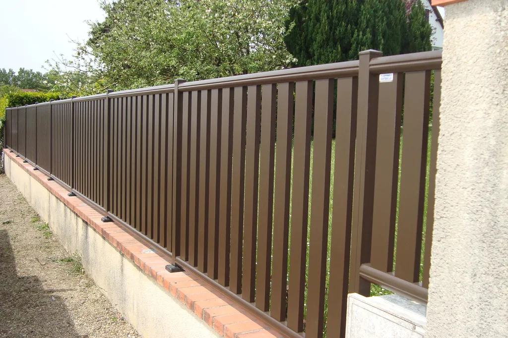 Installation de Clôture aluminium sur muret, Portails motorisés et Portillon en aluminium à Bernay dans l'Eure 27 et ses Alentours