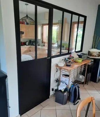 Conception sur mesure d’une porte verrière en acier à rupture de pont thermique moderne appartement Ouest Lyonnais