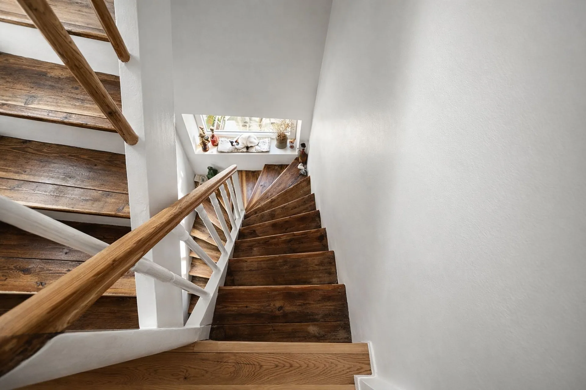 Escalier intérieur desservant les étages de la maison