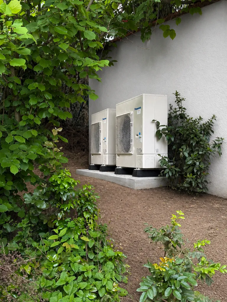 Installation d’une pompe à chaleur air air gainable Panasonic avec multizone Airzone dans une maison avec groupe extérieur à Caluire près de Lyon