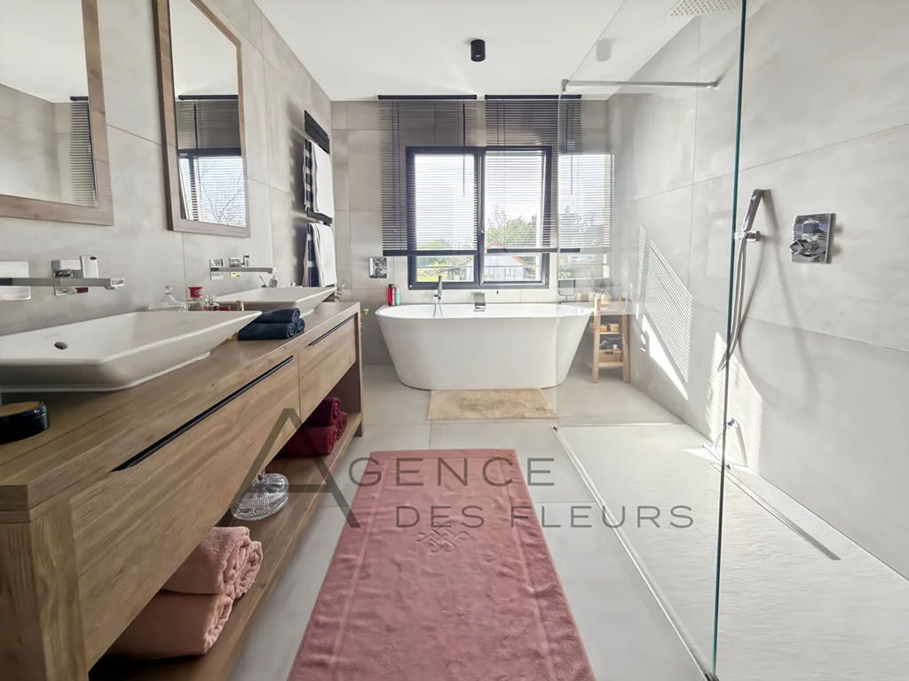 À vendre, très belle propriété contemporaine de 148 m² sur un terrain de 899 m² située sur la commune de La Londe 76500