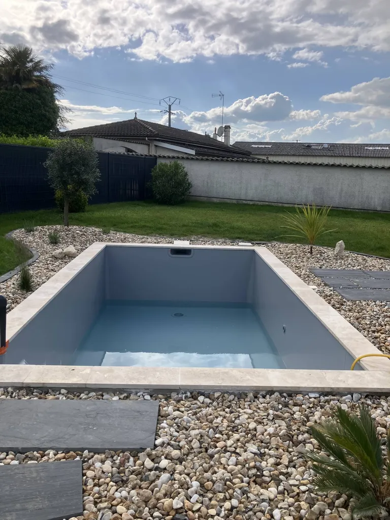 Construction d'une piscine maçonnée et aménagement à Saint-Loubès près de Libourne