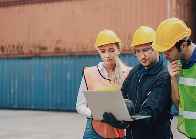 Illustration de managers et responsables de production dans l’industrie métallurgique, travaillant ensemble sur les priorités opérationnelles et la coopération inter-fonctions à Boulogne-Billancourt