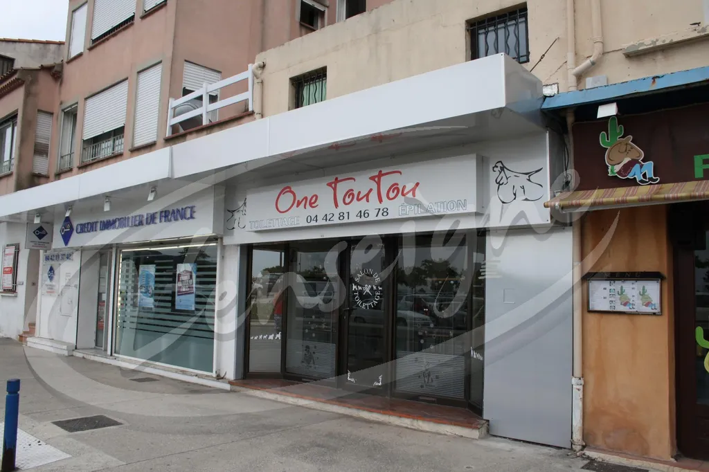 caisson lumineux avec textes évidés martigues