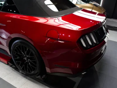 Cette Ford Mustang a été personnalisée avec un covering sur mesure appliqué dans notre atelier professionnel Gloss Obsession à Saint-Avé.
