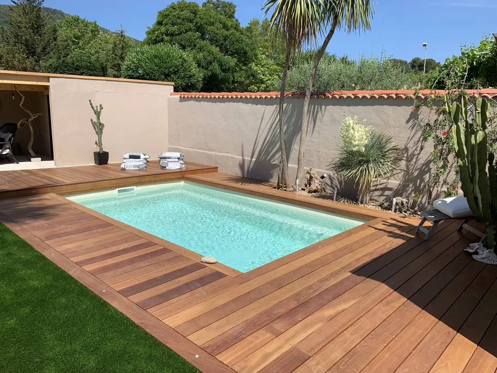 piscine coque blanche avec terrasse planchée