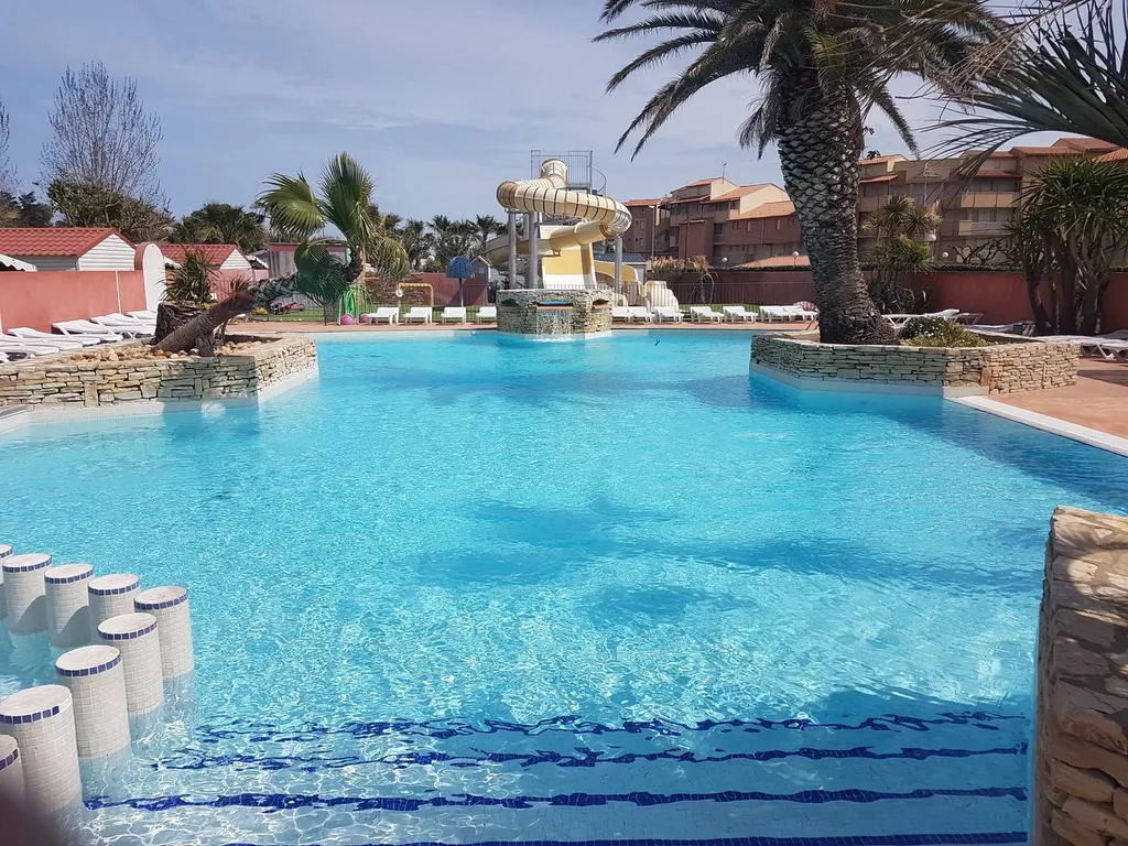 Location non climatisé de chalet 5 couchages dans un camping familial bord de mer à Vias proche de Sète