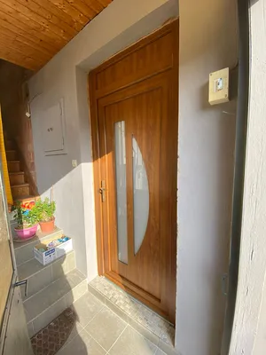 Installation d'une porte d'entrée aluminium bicolore sécurisée avec tirant inox et panneau décoratif à La Wantzenau