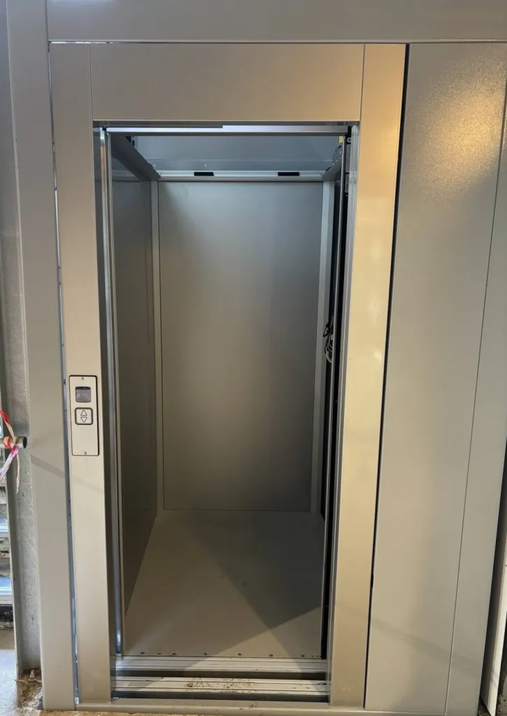 Porte télescopique pour accéder à la cabine de cet élévateur vertical VIMEC tout électrique dans un ERP à Marseille