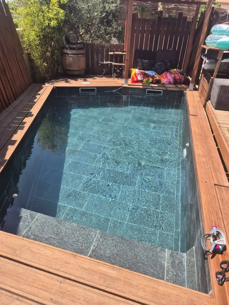 CARRELAGE PISCINE NOIR - ARDESIA DARK SUR BAGNOLS SUR CEZE - GARD - 30