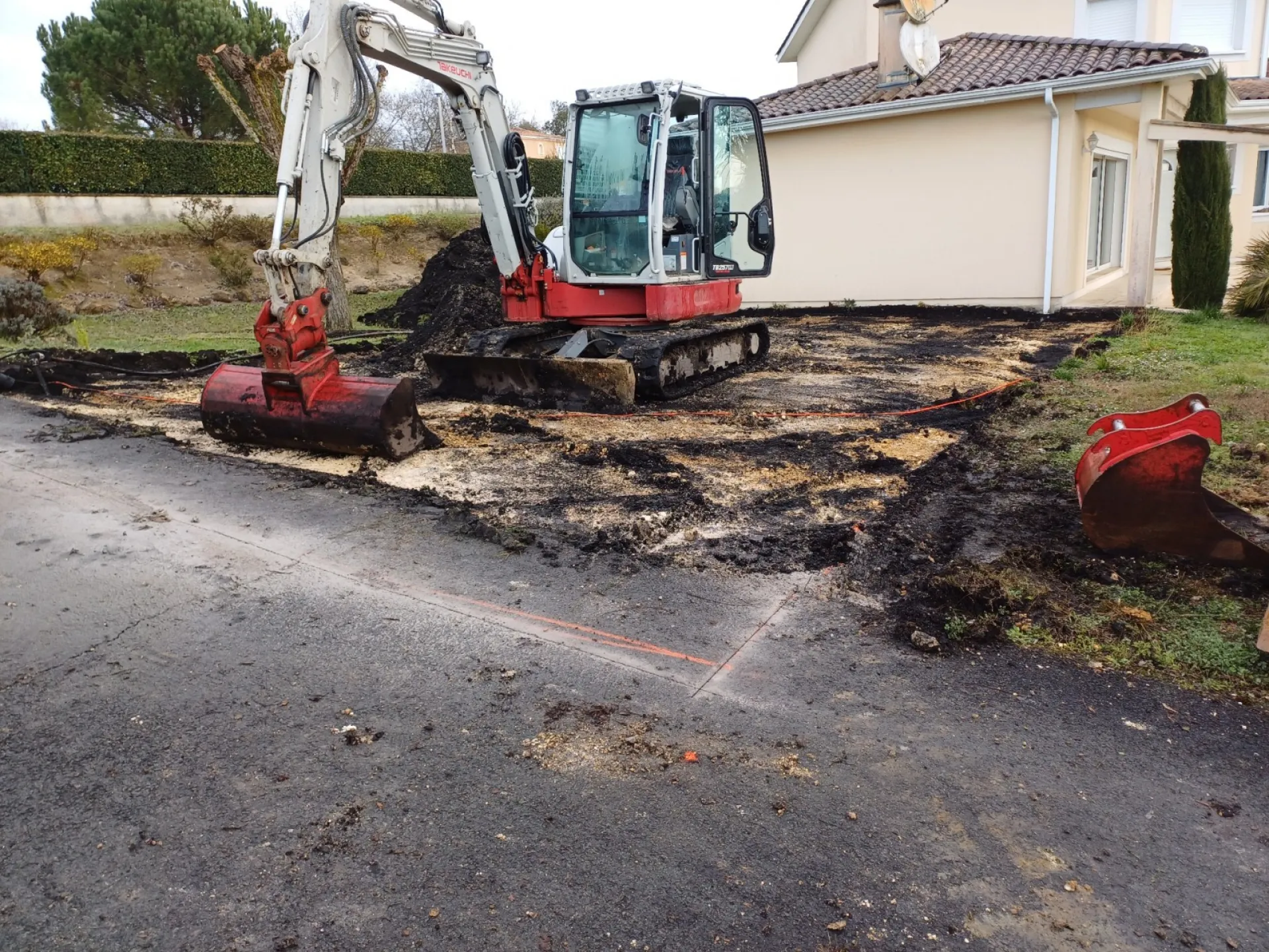 création plate-forme pour agrandir une maison autour de Léognan: création d'un chemin et parking en enrobé noir à chaud