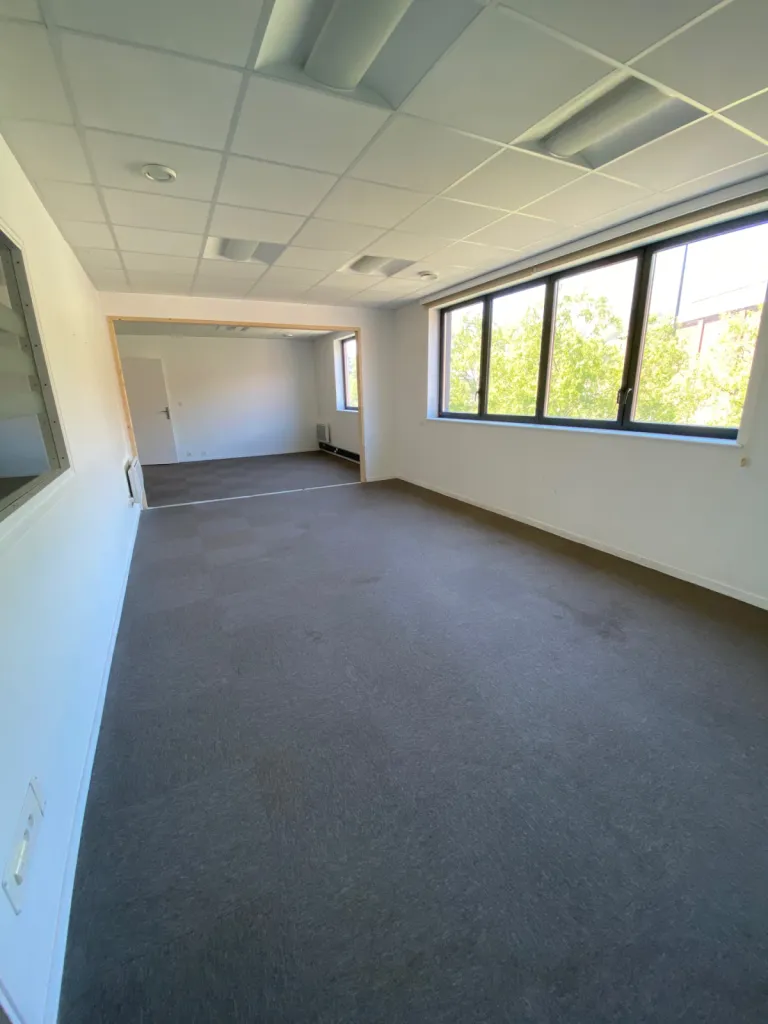 LE HAVRE - A LOUER Bureaux de 394 m² lot indépendant en R+1 dans un immeuble mixte, situé derrière le Carré des Docks