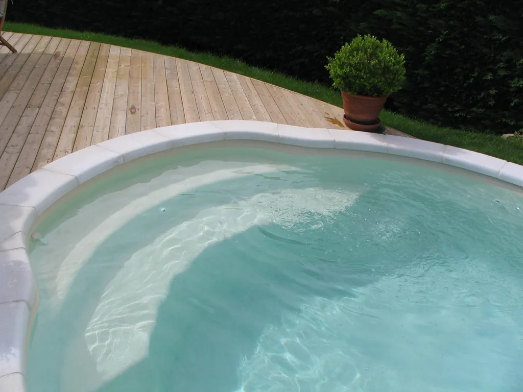 Escalier piscine circulaire 