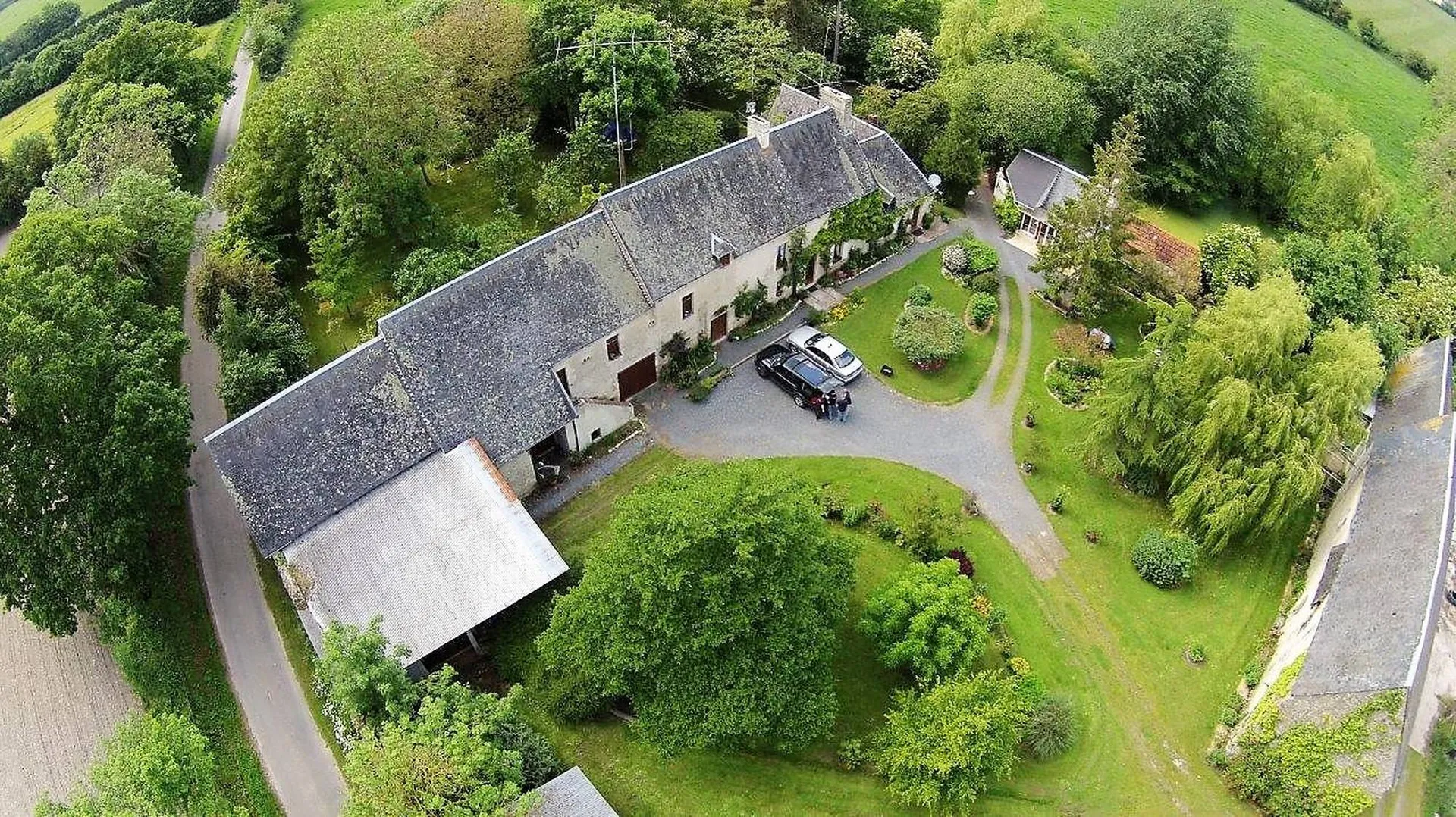 A acquérir Ancien Corps de Ferme avec maison en Pierres de Caen cheminées Tommettes Gîte et dépendancesdans un environnement privilégié proche de caen 14000