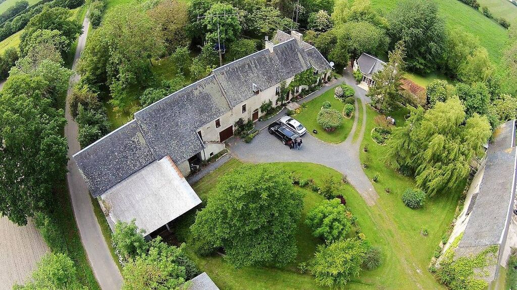 A acquérir Ancien Corps de Ferme avec maison en Pierres de Caen cheminées Tommettes Gîte et dépendancesdans un environnement privilégié proche de caen 14000