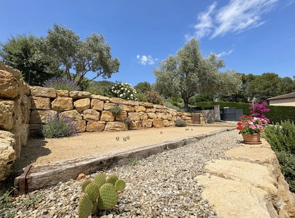 Villa de plain-pied à Salernes : coup de cœur garanti pour cette maison lumineuse avec piscine, pétanque et terrain clos de 1 000 m²