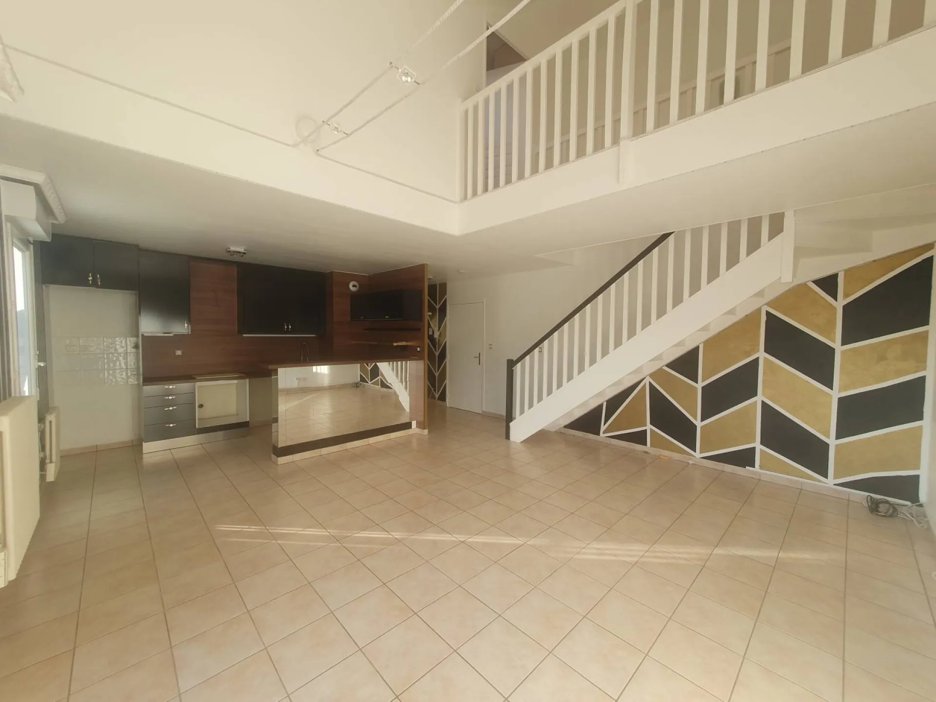 Location duplex 3 chambres dernier étage avec ascenseur, balcon et garage à Bron