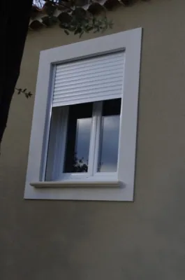 fenêtre deux vantaux pvc blanc avec volet roulant électrique io