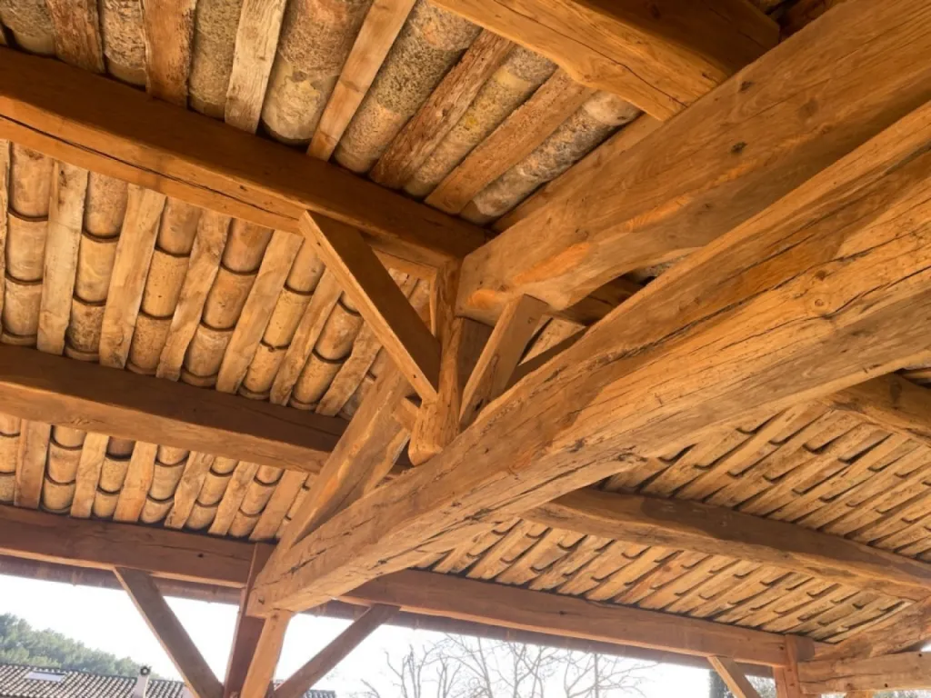 Réalisation d'une charpente complète et toiture pour une extension de mas provençal à Sannes (84)