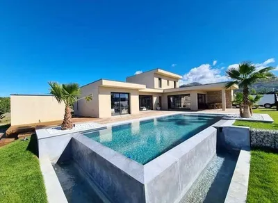 Construction d'une piscine à débordement avec plage à Cannes 06