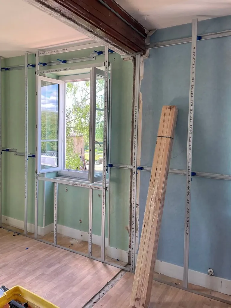 Mise en place de l’ossature métallique avant pose de l’isolant pour isolation thermique intérieure à Anse (Rhône 69)