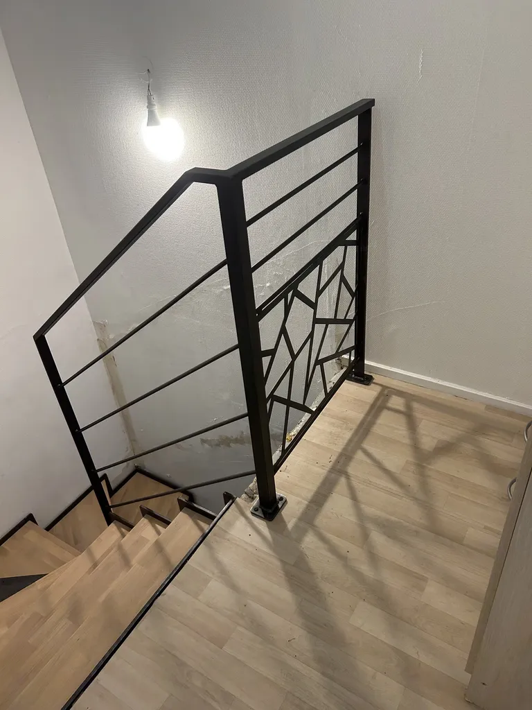 Escalier métal à Lyon: double limon crémaillère découpe laser avec marche en bois