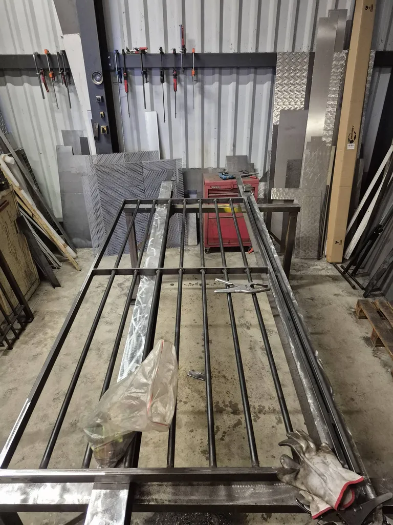 Fabrication en atelier de grilles de protection métalliques sur mesure à Bordeaux.