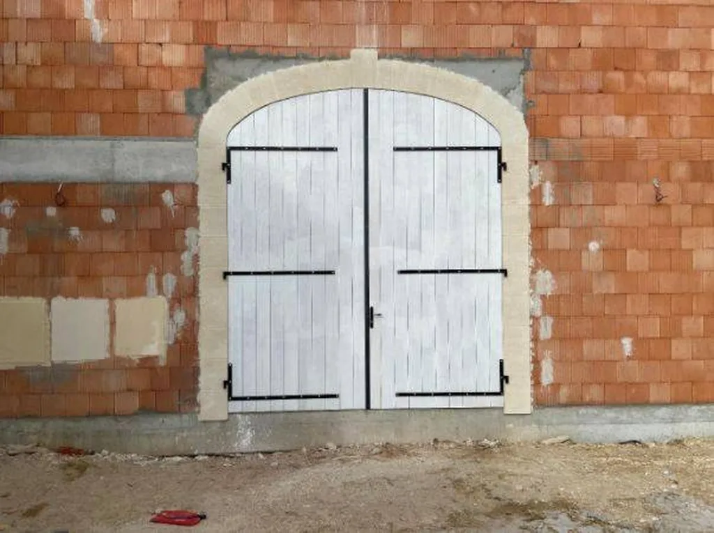 Vue extérieure de la porte de Chai dans le Libournais