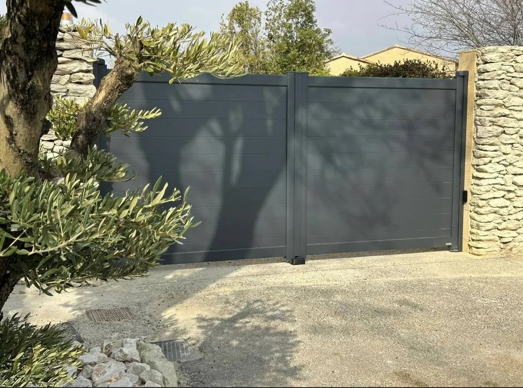 Pose d’un portail battant 2 vantaux en aluminium avec motorisation somfy sur mesure à Lacoste