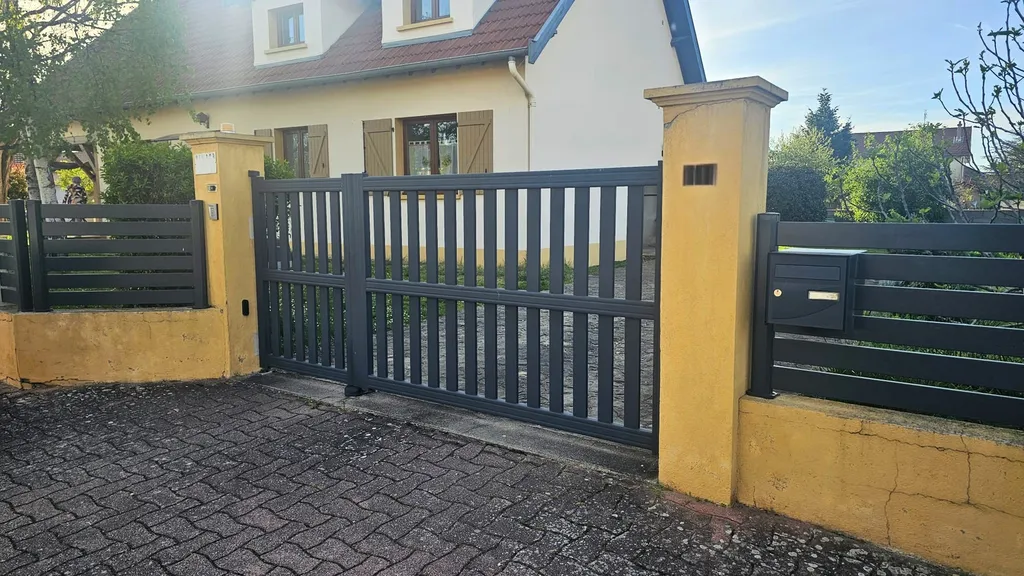 Installation d'un portail battant en aluminium avec motorisation Somfy au Coteau dans la Loire (42)