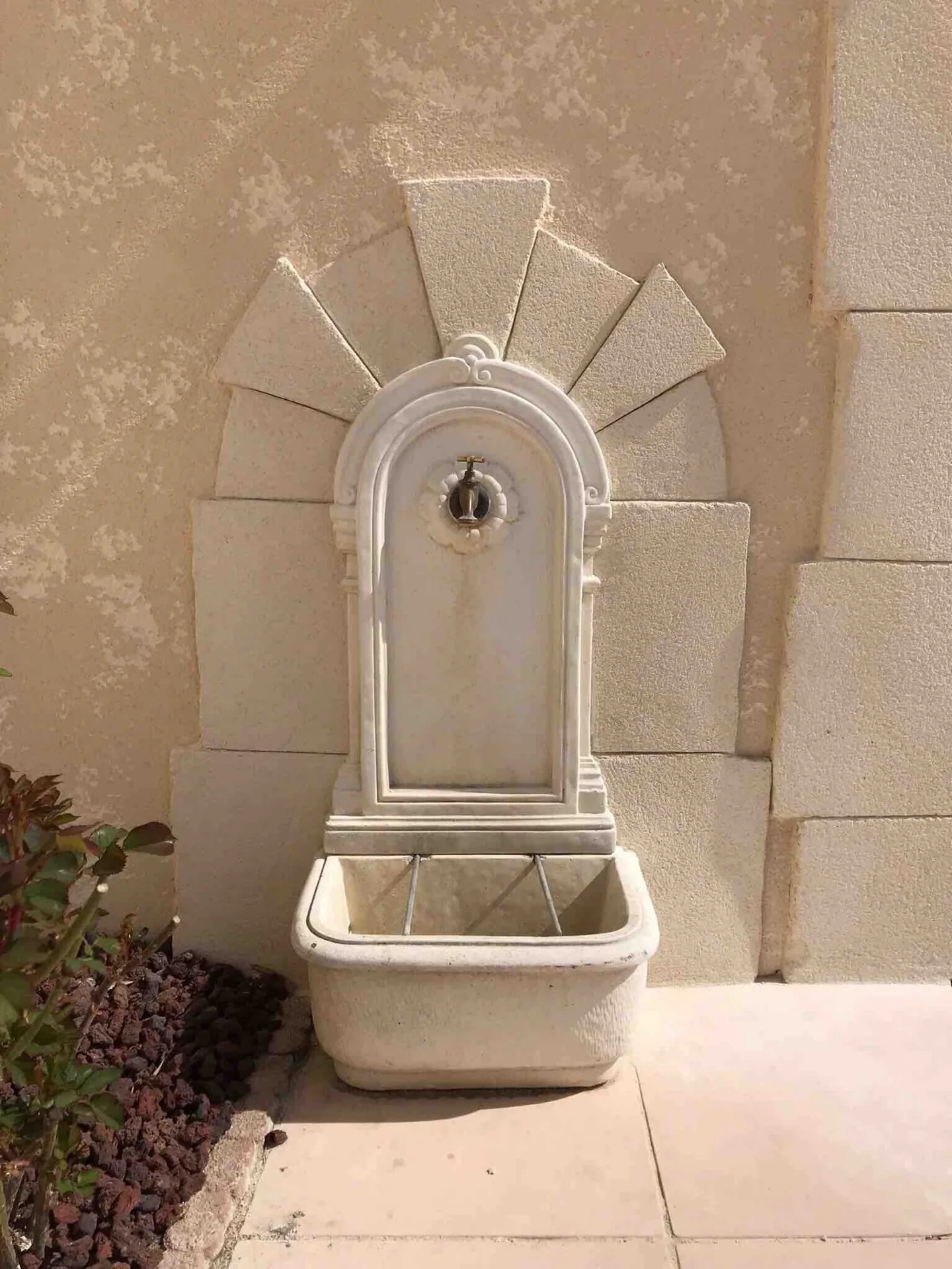 Création de motifs personnalisés sculptés dans l'enduit à la chaux proche de Narbonne