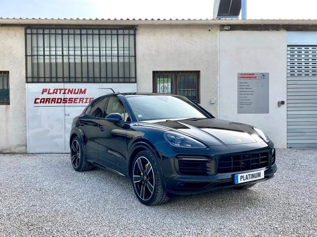 Comment réparer la carrosserie d’une voiture ? Chez Platinum Carrosserie Carnoux on vous explique avec ce Porsche Cayenne coupé 