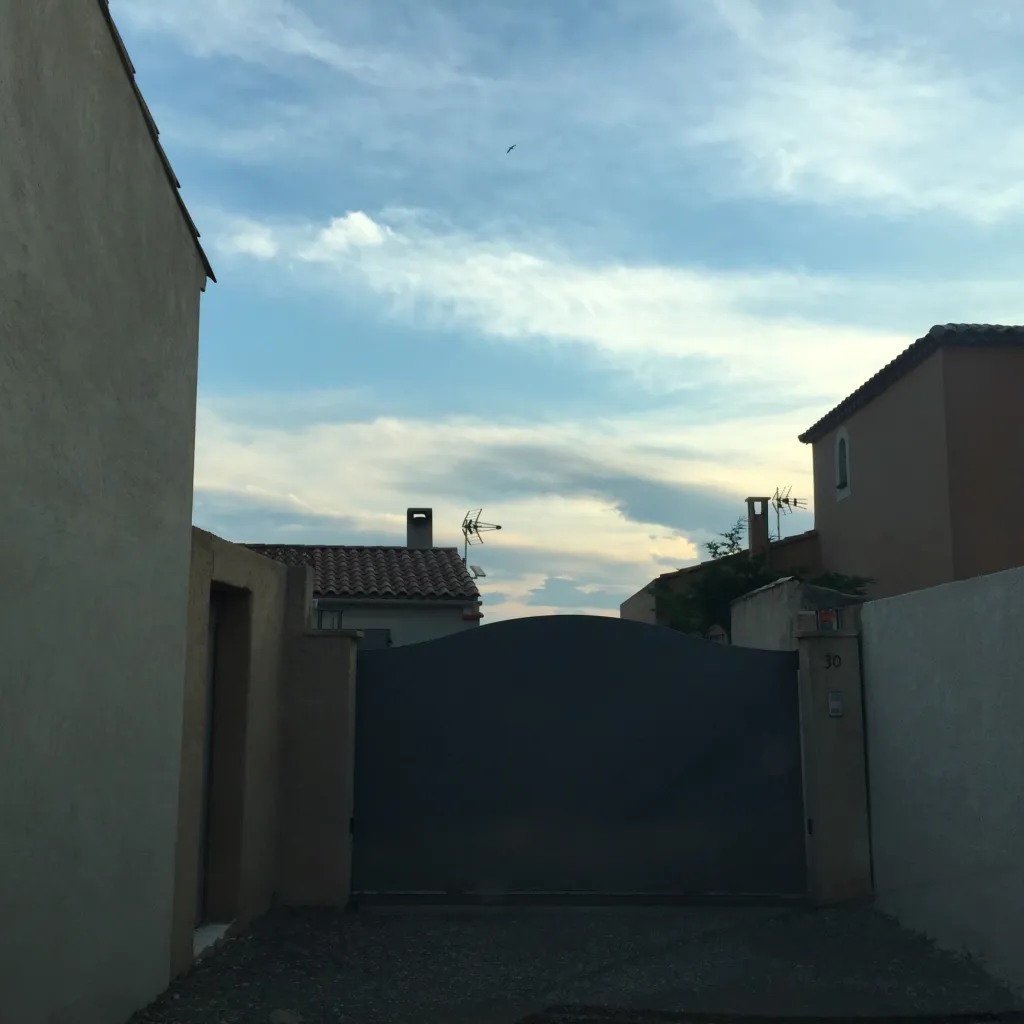 FABRICATION ET POSE PORTAIL SUR MESURE PLEIN COULISSANT CHAPEAU DE GENDARME AU PENNE MIRABEAU 