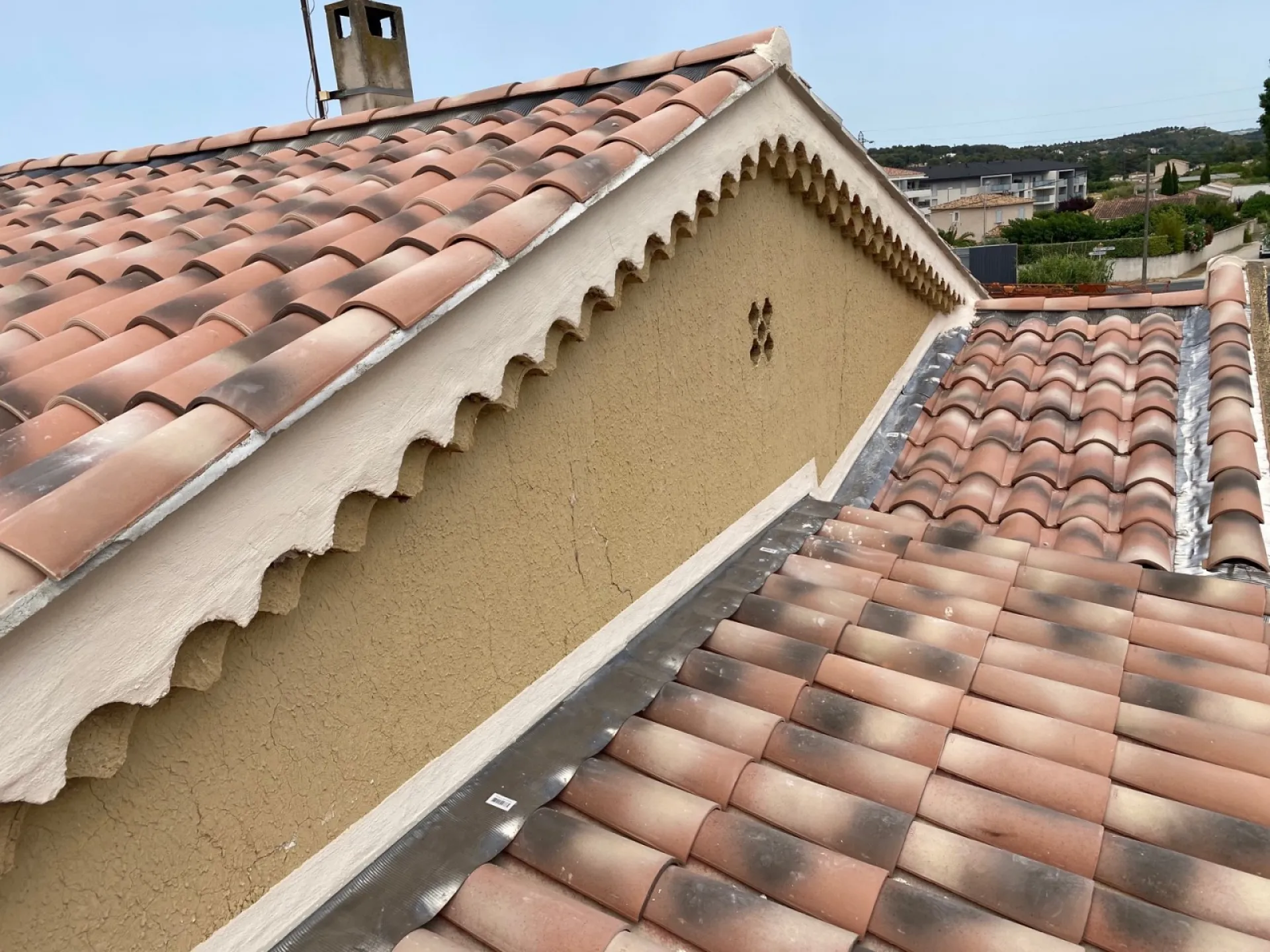 Changement d’une toiture de maison en tuiles Abeilles sur Martigues