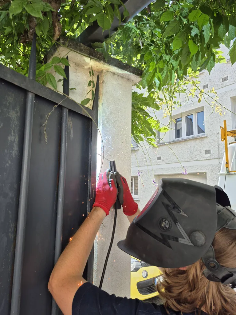 Préserver et optimiser : un portail métallique restauré avec soin à Bordeaux !