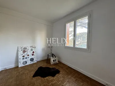 A vendre appartement avec balcon de 87,53 M² à Saint Germain en Laye, il se situe au 1er étage avec ascenseur, une triple exposition, le calme absolu, lumineux et ensoleillé.