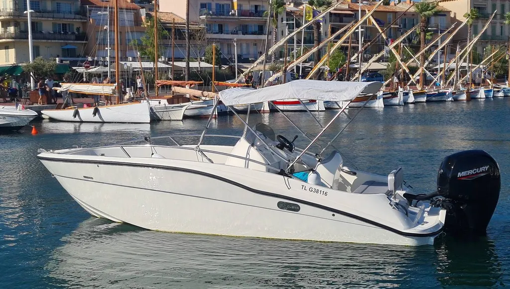 Vedette open 8 personnes à louer à bandol