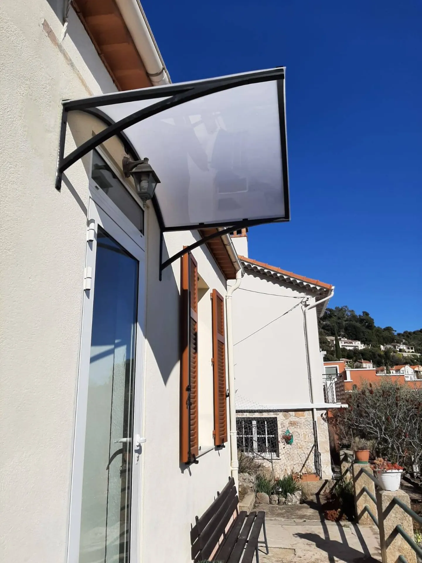 Installation de Marquises en aluminium pour protéger votre entrée à Nice