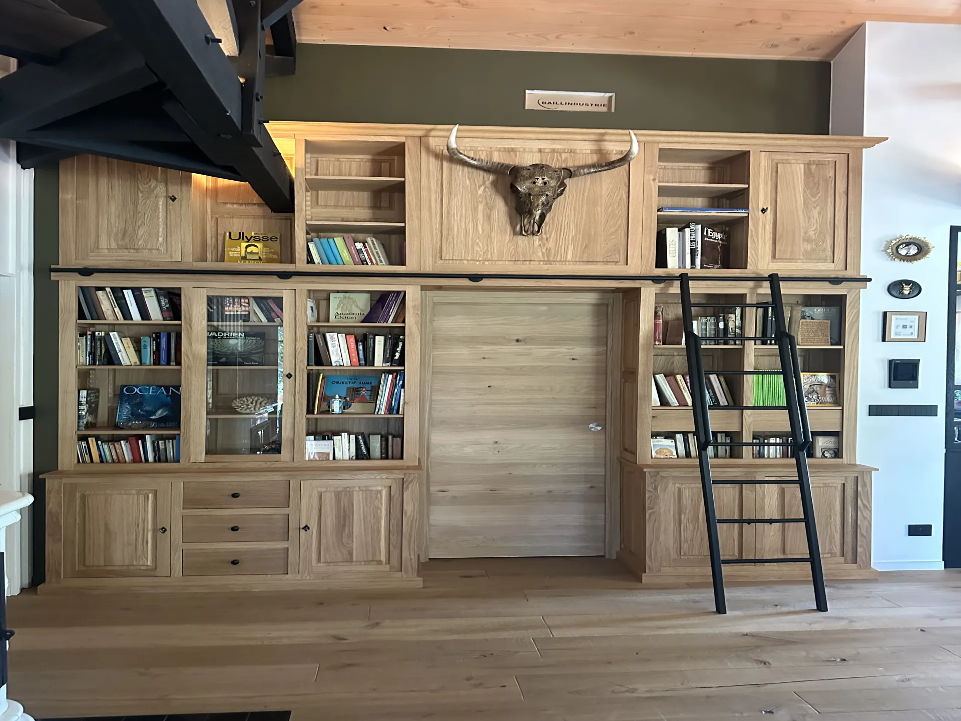 Bibliothèque sur mesure en chêne à Piraillan en Gironde