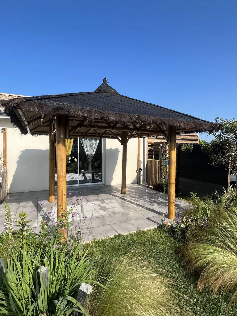 Création par un jardinier d'un havre de paix durable avec des paillotes et des gazébos en bambou près de Contis