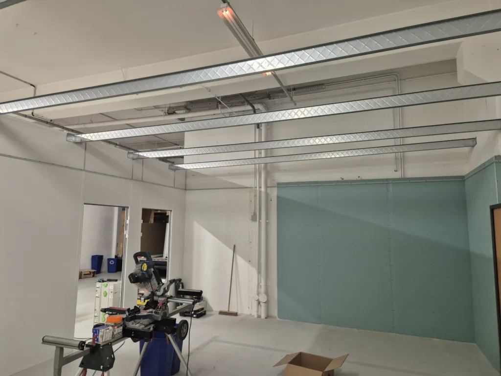 Installation complète de faux plafonds dans des bureaux d'entreprise lors d'une rénovation complète à Ecully dans l'ouest lyonnais