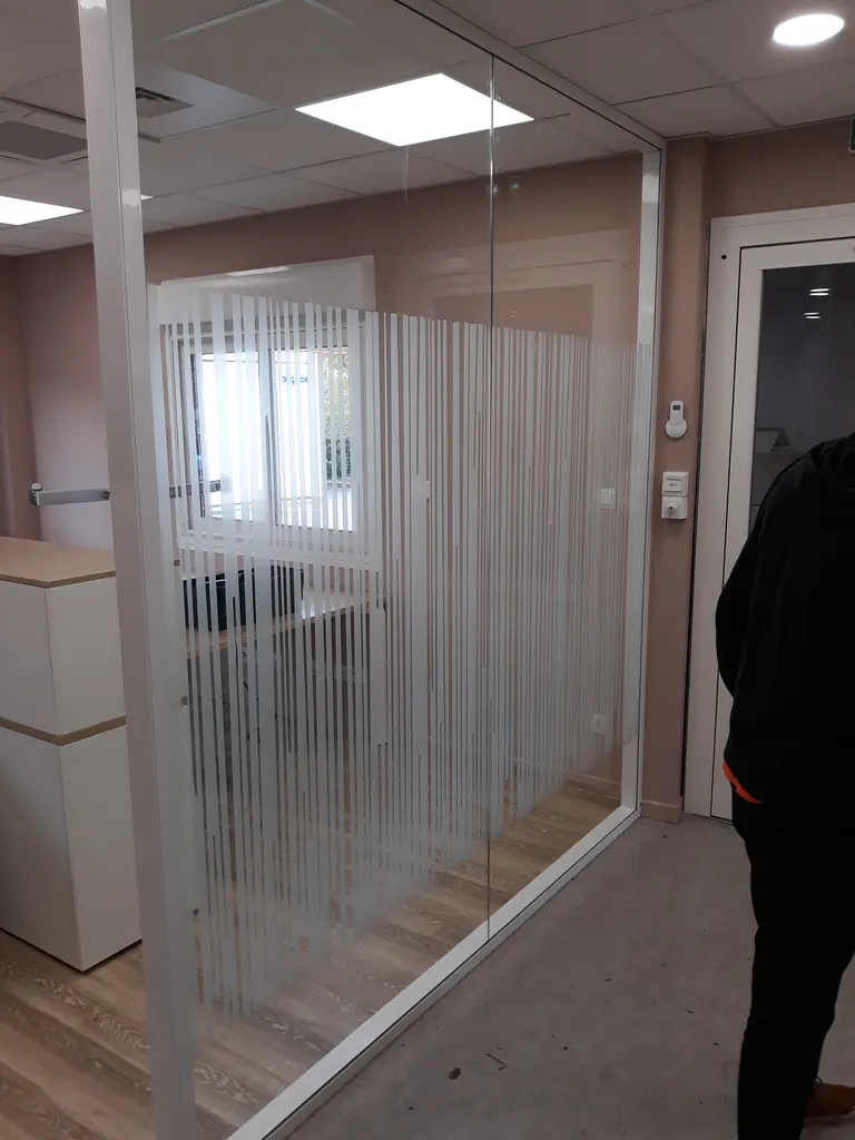 Quel film occultant choisir pour une confidentialité dans un open space 