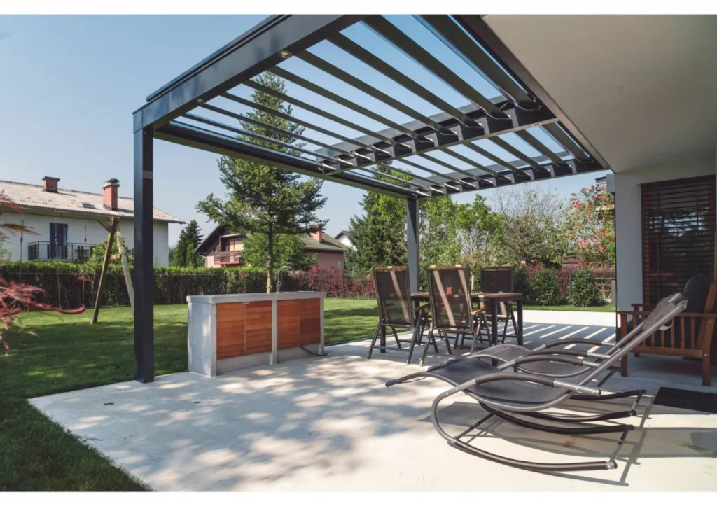 Conception et pose de pergola adossée avec lame orientable dans les Bouches du Rhone (13)