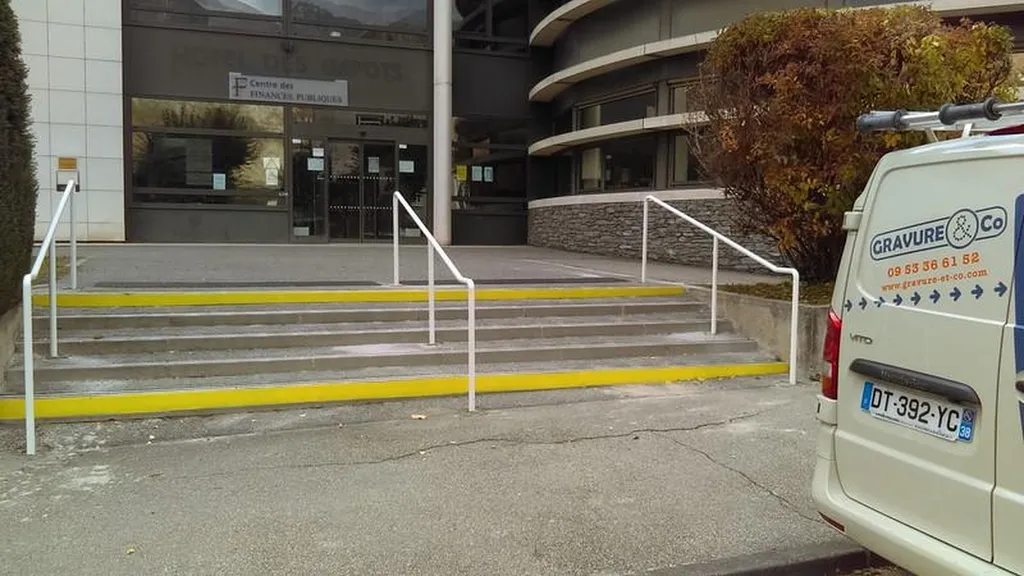 Installation de main courante préhensible pour sécuriser l’escalier d’accès au centre des finances publiques à Chambéry en Savoie