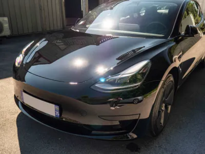 Tesla model 3 noir protégée avec le film de protection XPEL