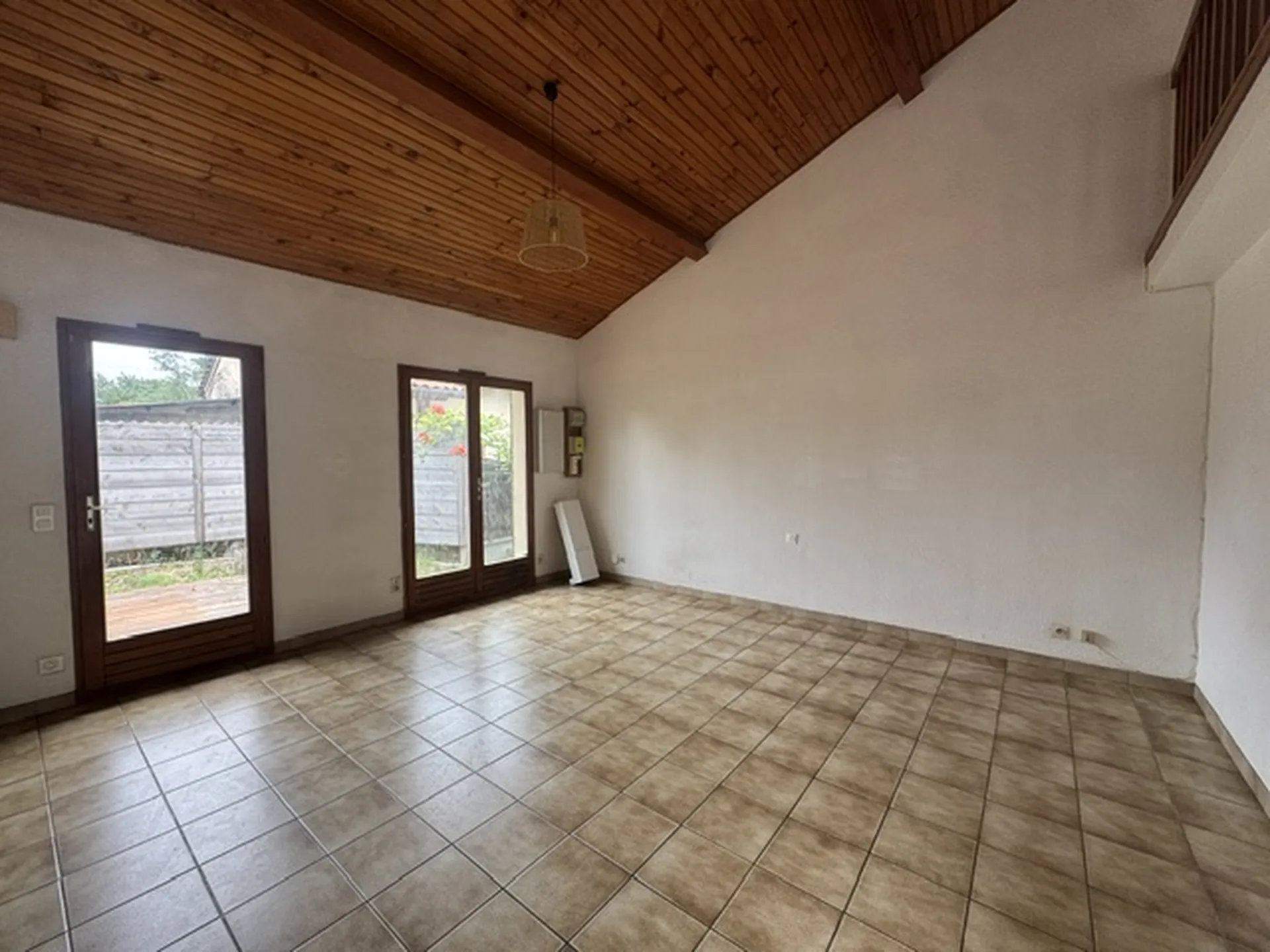 Maison à étage de 3 chambres avec garage