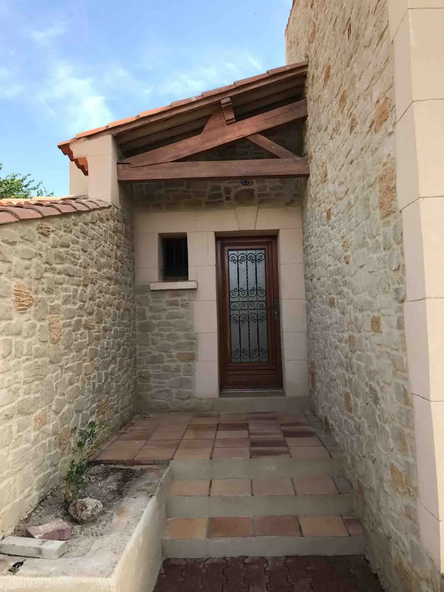 Rénovation d’une façade en pierre à Ouveillan dans l’Aude près de Narbonne