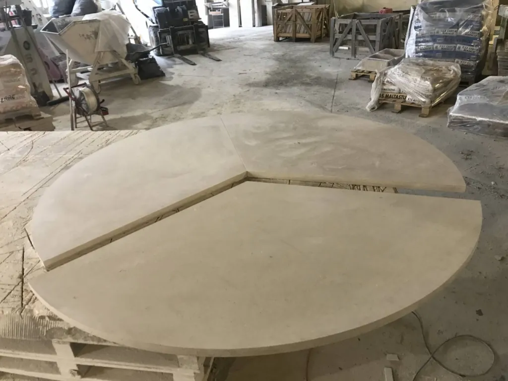 Plateau de table en pierre naturelle fabriqué dans l'atelier de Francepierre Valliguières entre Uzès, Avignon et Bagnols-sur-Cèze
