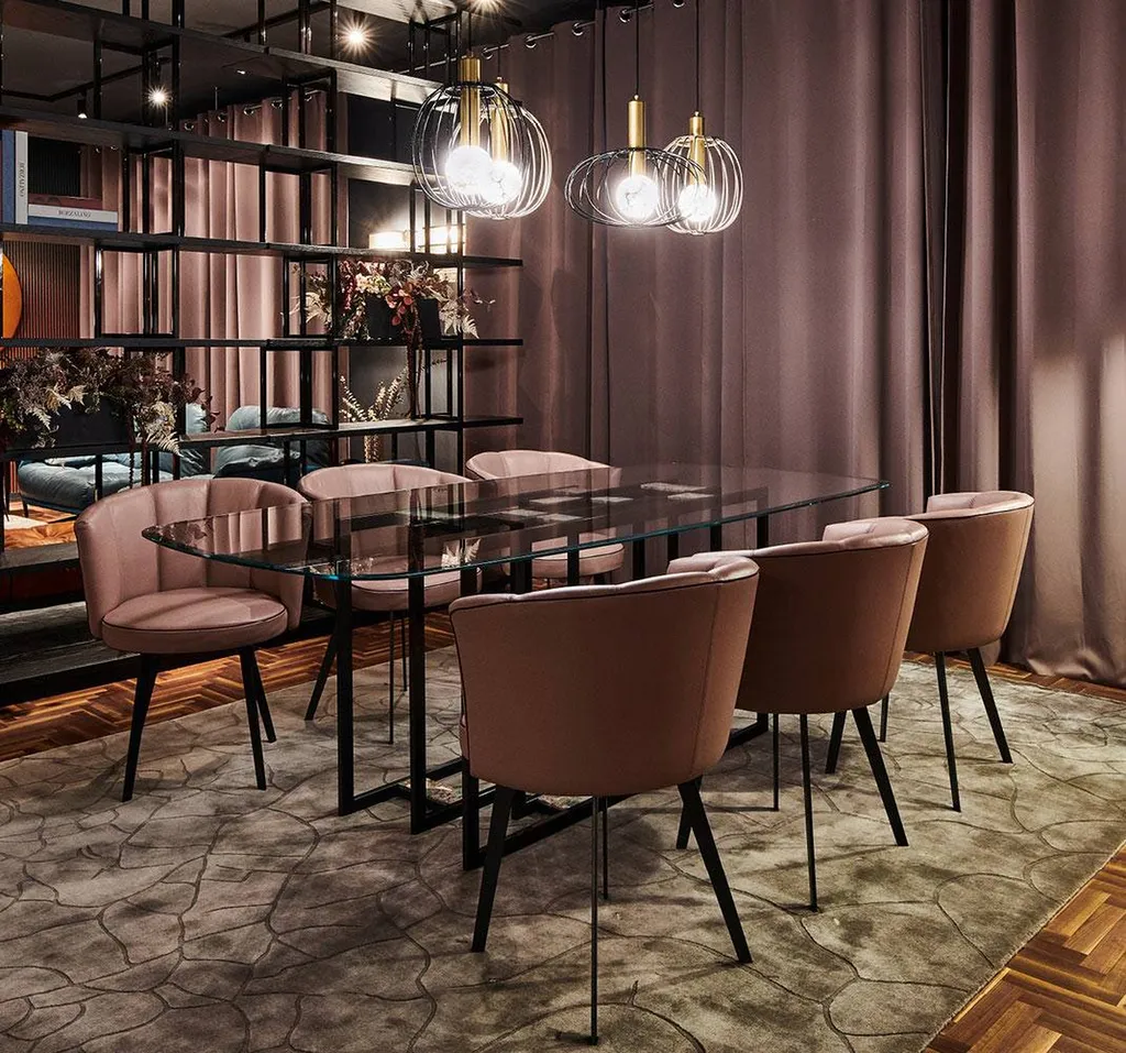 table de repas pour 8 personnes en verre et métal à Hyères